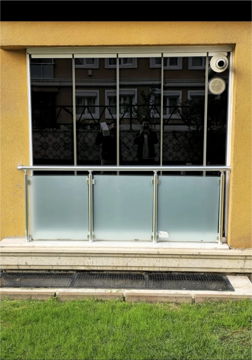 Cam balkon korkuluğuna uygulanmış buzlu cam filmi