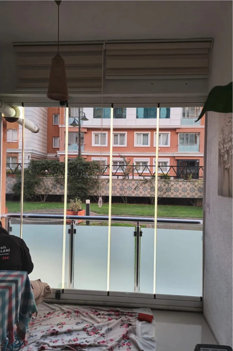 Cam balkon korkuluk camına buzlu film uygulama anı