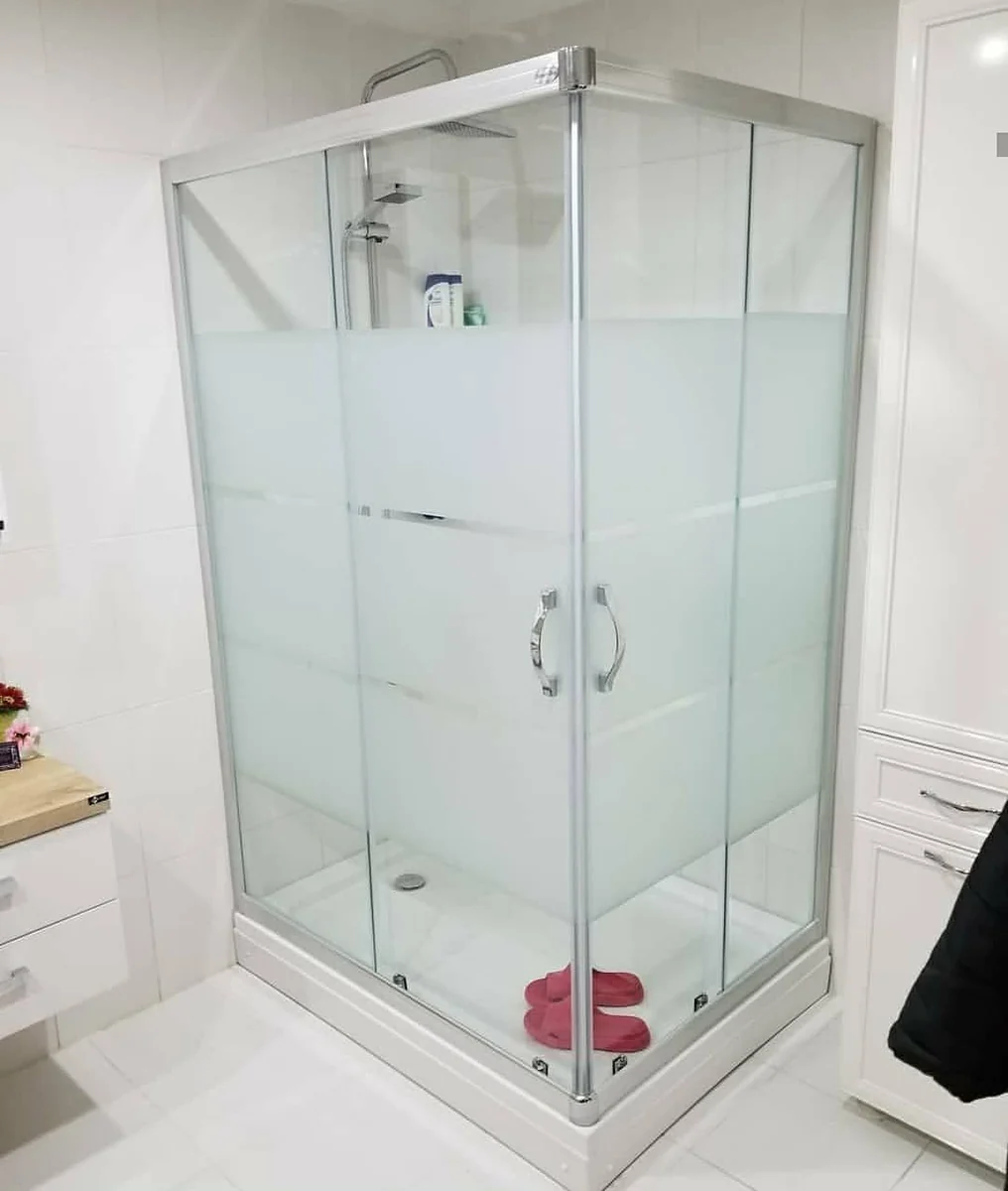 Şeffaf duşakabin camına buzlu film uygulanmış banyo