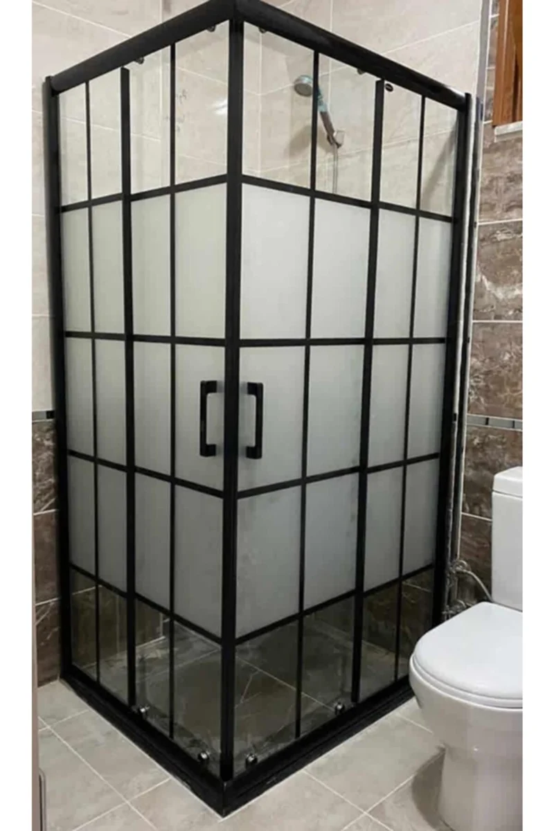 Siyah profilli duşakabinde banyo mahremiyeti için buzlu film
