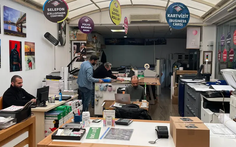 Folyo Baskıcı çalışan ekibi ve matbaa ortamı