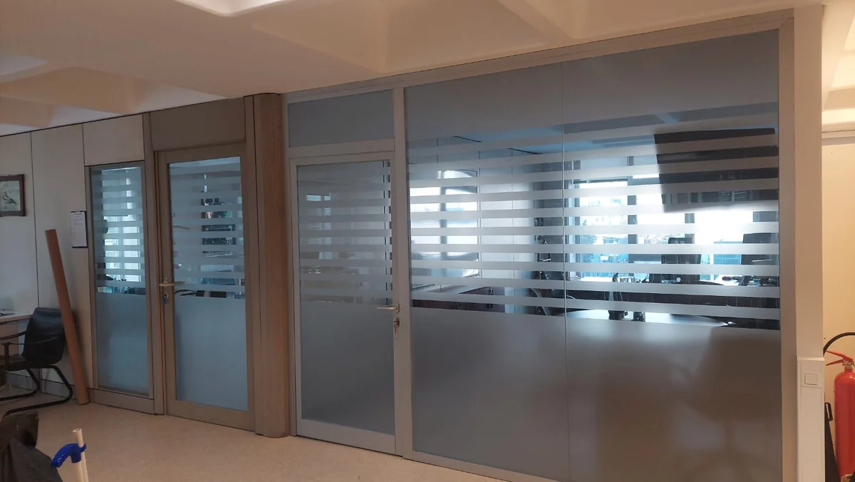 Açık ofis alanında buzlu cam filmi ile mahremiyet çözümü