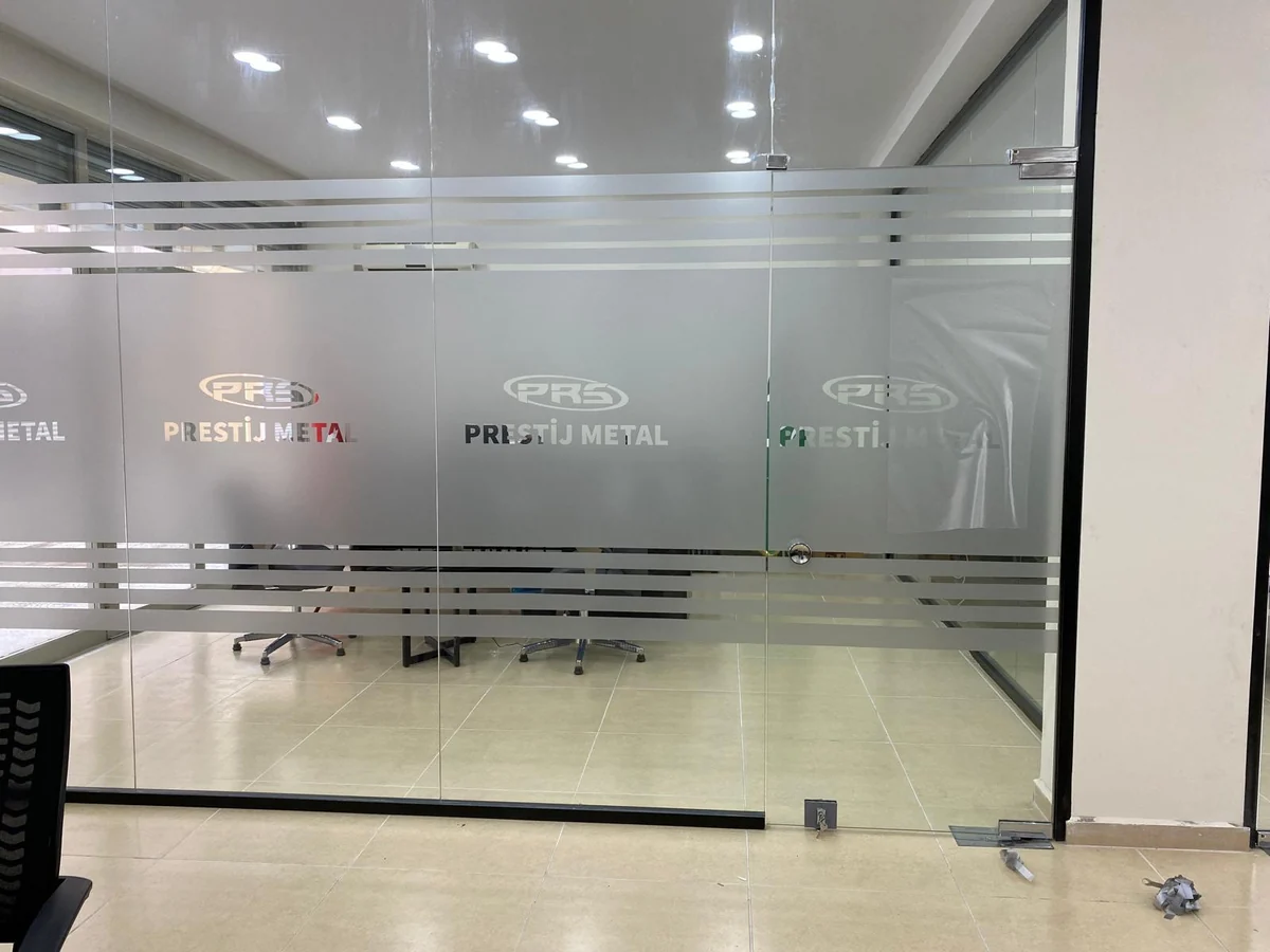 Kurumsal ofis bölme camında logo deşifreli kumlama folyo uygulaması